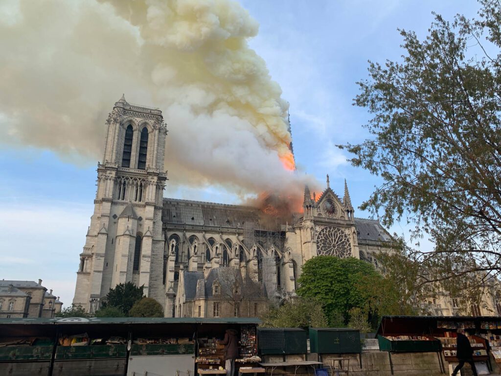 Пожар собора Нотр-Дам де Пари
