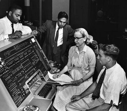Грейс за клавиатурой UNIVAC, примерно 1960 год.