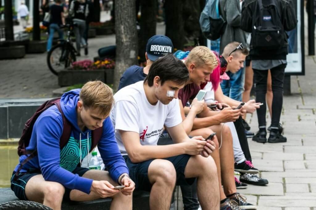 Мобильная связь изменила наш мир уменьшив расстояния между людьми